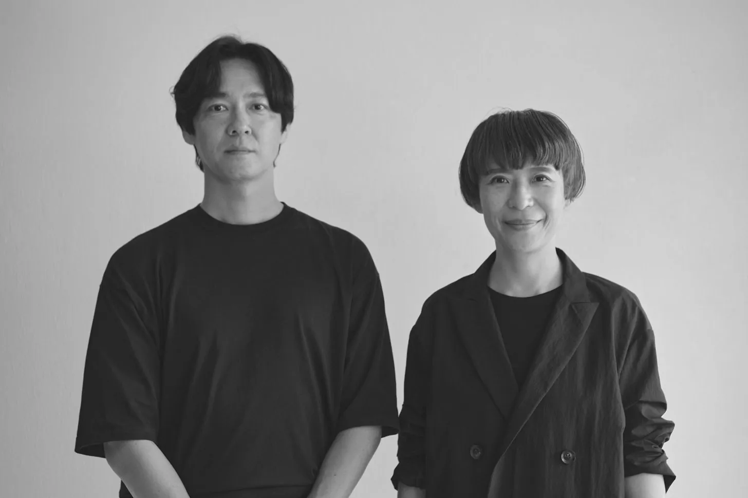 深山拓也と上島朋子によるデザインユニット「near.nippon」創業者のモノクロポートレート。上質な素材とハンドクラフトテクニックを用いた技術で美しさと強さを持った新しいバランスやシルエットを提案。